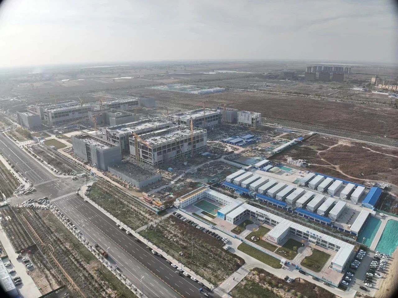 喜讯！“东数西算”重点工程：中国农业银行总行数据中心15栋单体建筑全部封顶相关图片